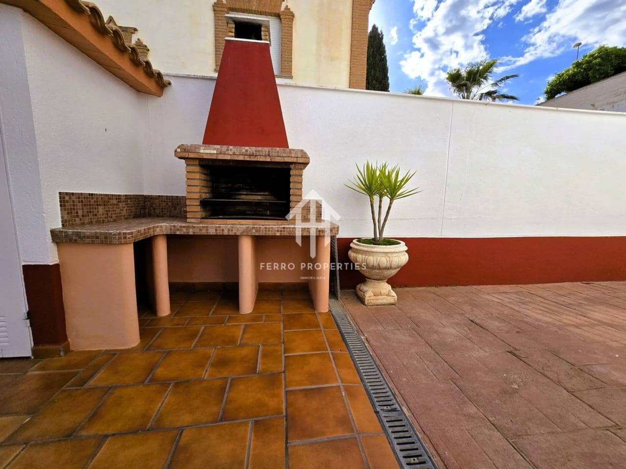 4 soveværelse Villa til salg i Loja med swimmingpool garage - € 275.000 (Ref: 9152613)