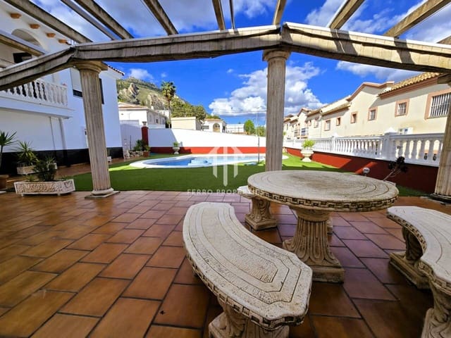 Chalet de 4 habitaciones en Loja en venta con piscina garaje - 275.000 € (Ref: 9152613)