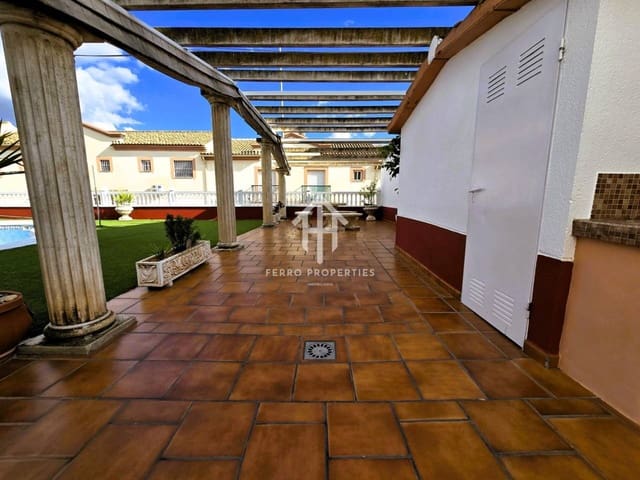 Chalet de 4 habitaciones en Loja en venta con piscina garaje - 275.000 € (Ref: 9152613)