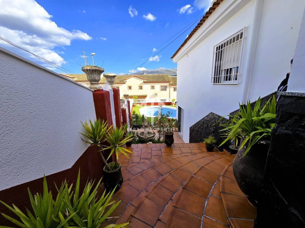 4 soveværelse Villa til salg i Loja med swimmingpool garage - € 275.000 (Ref: 9152613)