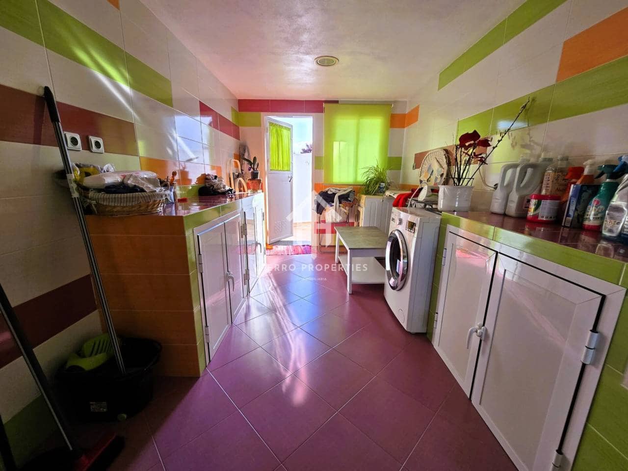 4 soveværelse Villa til salg i Loja med swimmingpool garage - € 275.000 (Ref: 9152613)