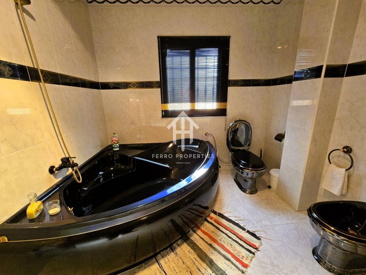 4 soveværelse Villa til salg i Loja med swimmingpool garage - € 275.000 (Ref: 9152613)