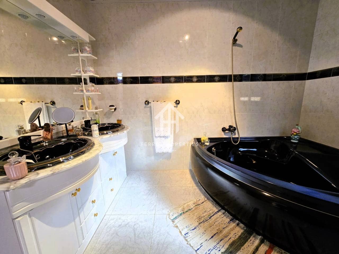 4 soveværelse Villa til salg i Loja med swimmingpool garage - € 275.000 (Ref: 9152613)