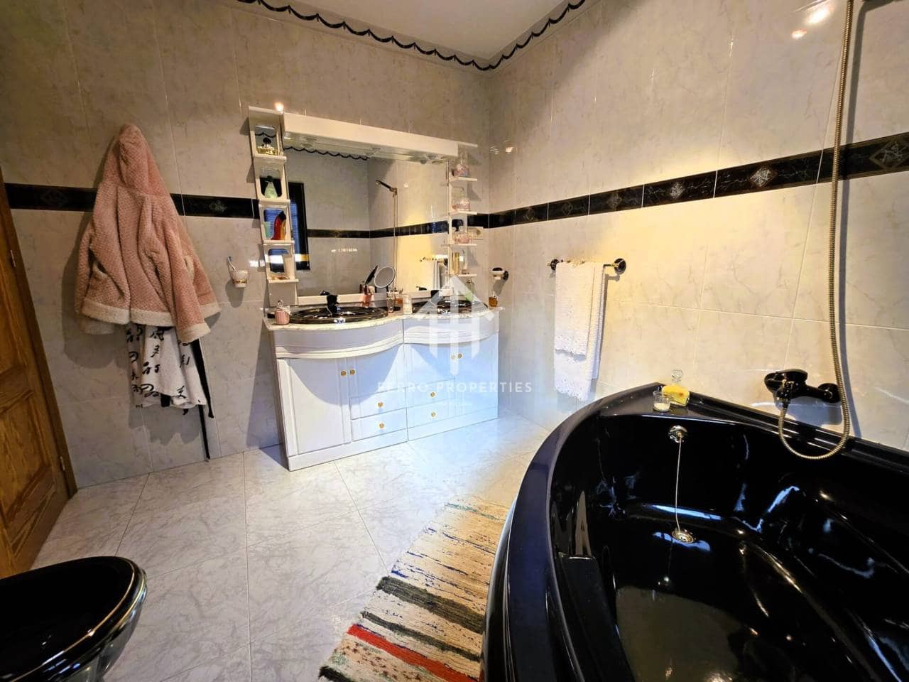 4 soveværelse Villa til salg i Loja med swimmingpool garage - € 275.000 (Ref: 9152613)