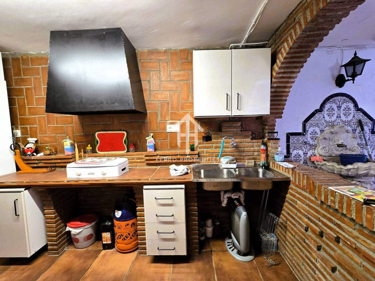 4 soveværelse Villa til salg i Loja med swimmingpool garage - € 275.000 (Ref: 9152613)