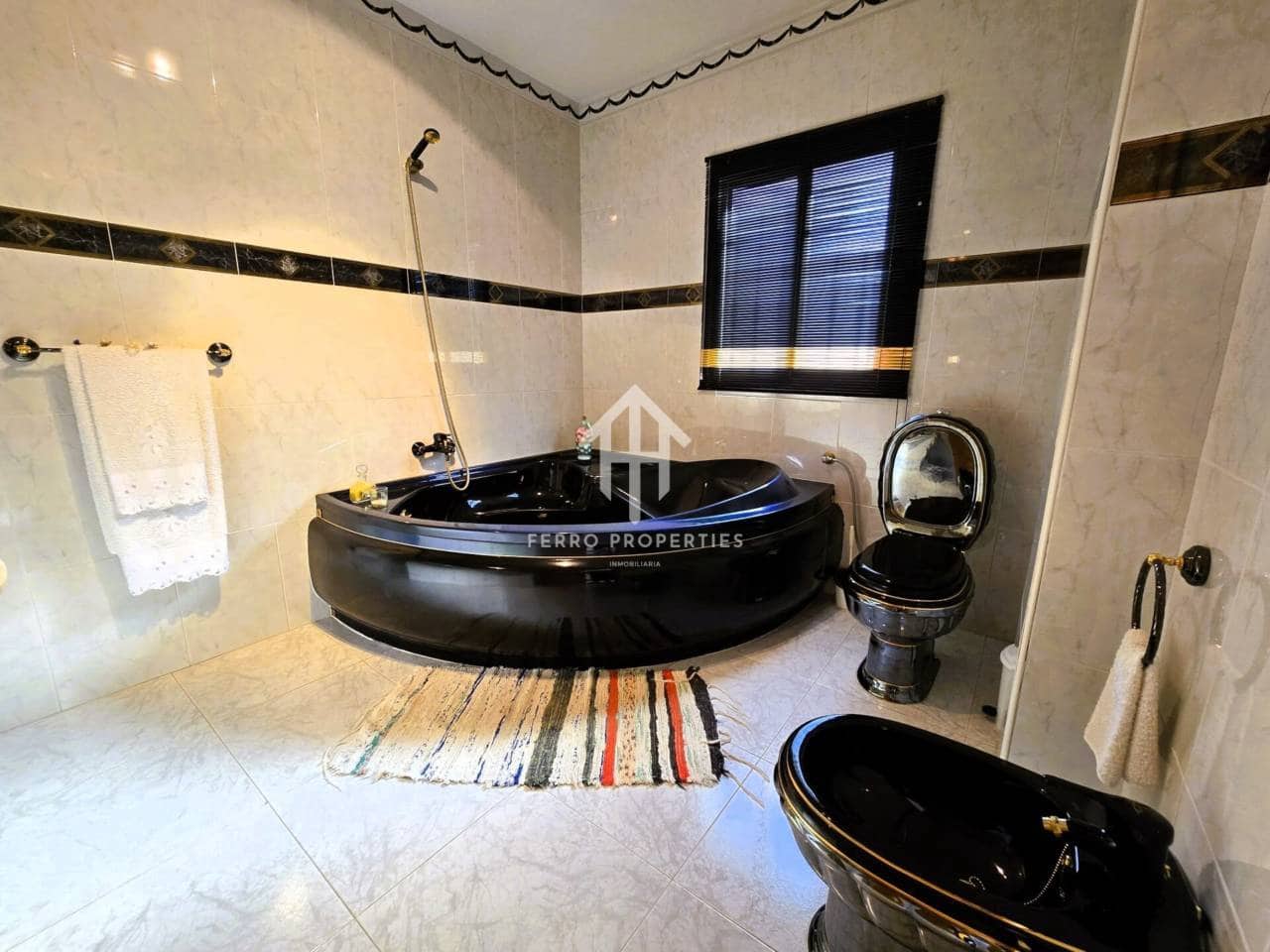 4 soveværelse Villa til salg i Loja med swimmingpool garage - € 275.000 (Ref: 9152613)