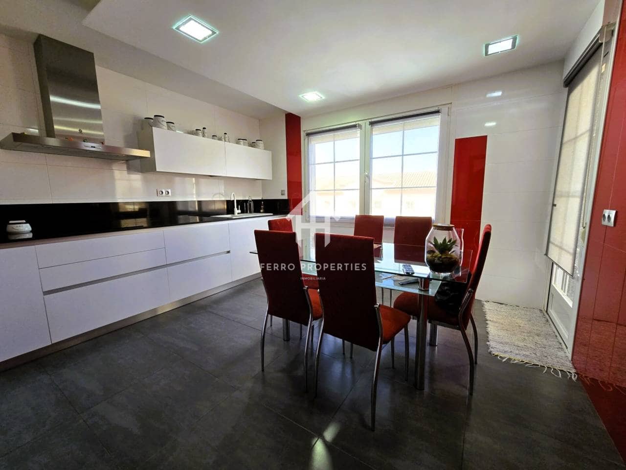 4 soveværelse Villa til salg i Loja med swimmingpool garage - € 275.000 (Ref: 9152613)