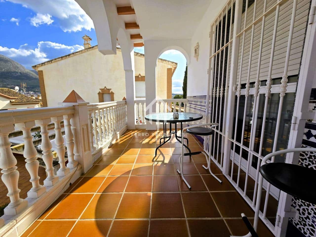 4 soveværelse Villa til salg i Loja med swimmingpool garage - € 275.000 (Ref: 9152613)