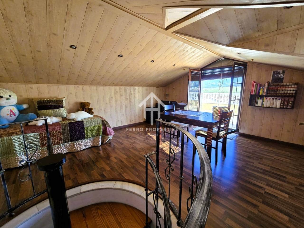 4 soveværelse Villa til salg i Loja med swimmingpool garage - € 275.000 (Ref: 9152613)