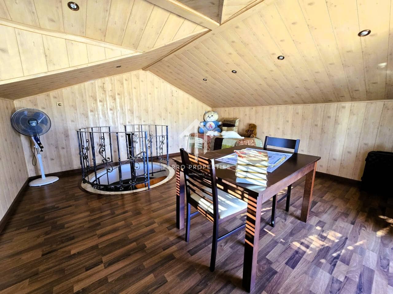 4 soveværelse Villa til salg i Loja med swimmingpool garage - € 275.000 (Ref: 9152613)