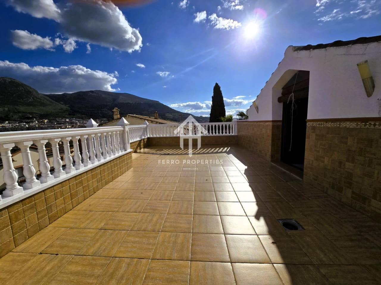 4 soveværelse Villa til salg i Loja med swimmingpool garage - € 275.000 (Ref: 9152613)