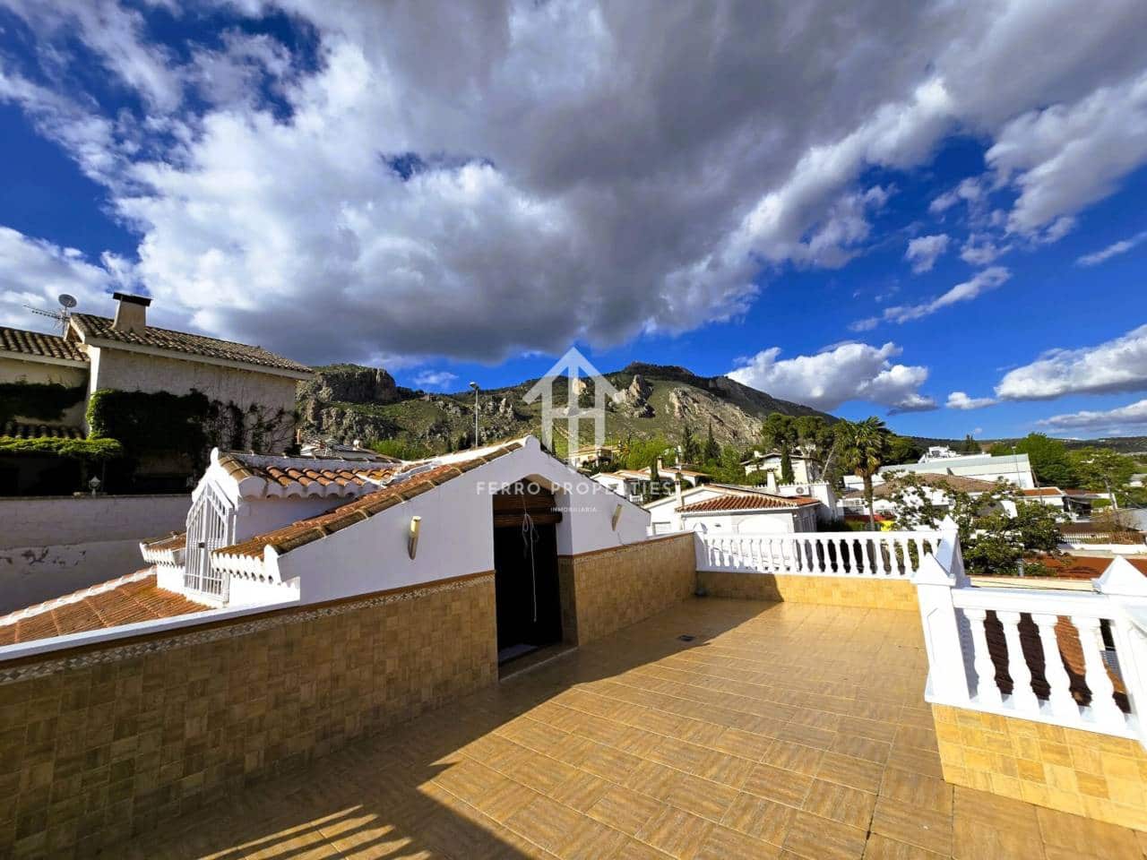 4 soveværelse Villa til salg i Loja med swimmingpool garage - € 275.000 (Ref: 9152613)