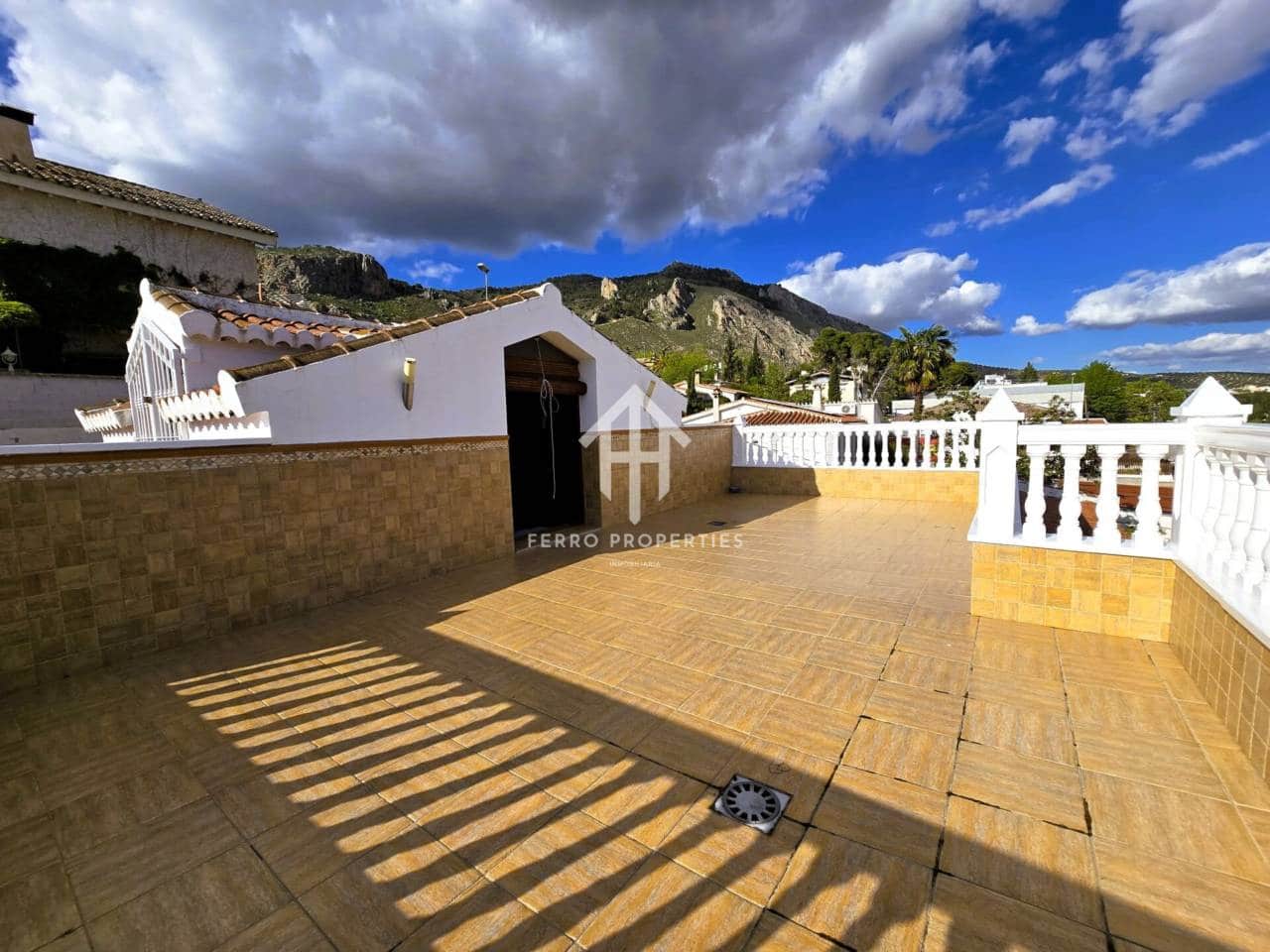 4 soveværelse Villa til salg i Loja med swimmingpool garage - € 275.000 (Ref: 9152613)