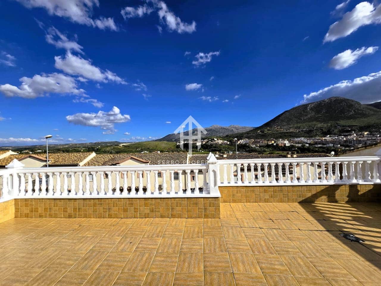 4 soveværelse Villa til salg i Loja med swimmingpool garage - € 275.000 (Ref: 9152613)