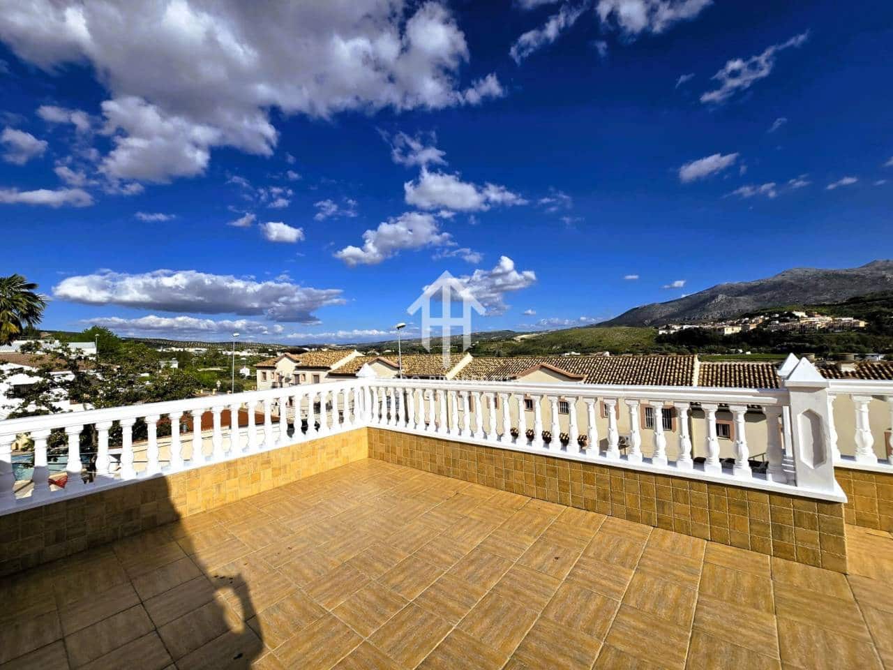 4 soveværelse Villa til salg i Loja med swimmingpool garage - € 275.000 (Ref: 9152613)