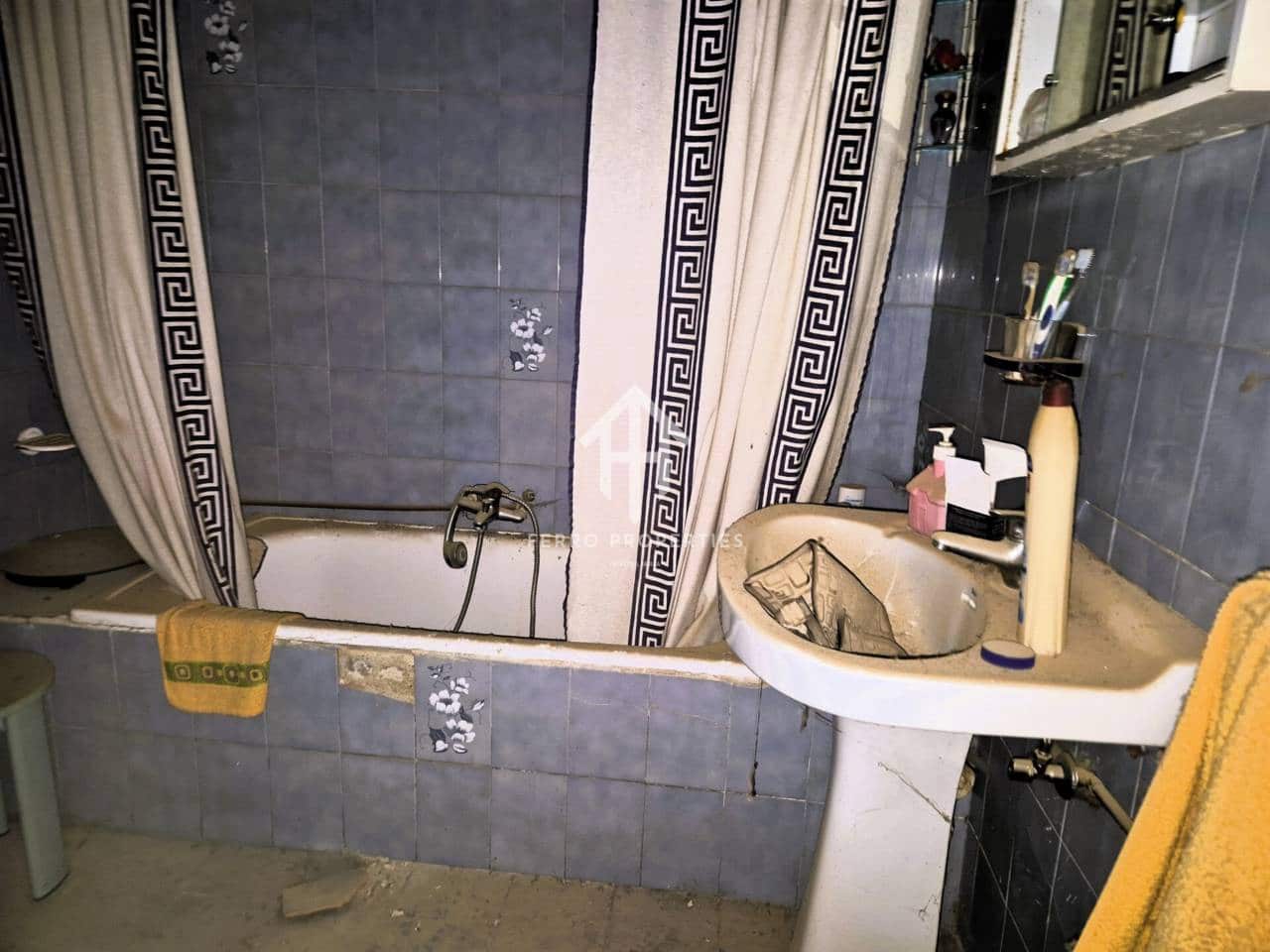 5 slaapkamer Huis te koop in Loja - € 69.900 (Ref: 9152619)