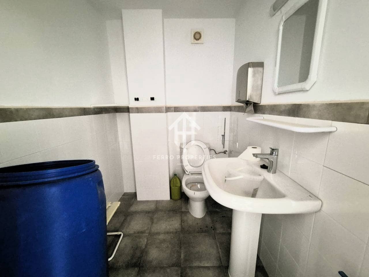 Erhverv til leje i Loja - € 400 (Ref: 9152647)