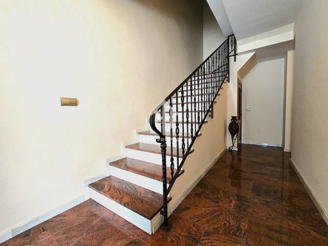 7 chambre Maison de Ville à vendre à Loja avec garage - 224 900 € (Ref: 9200197)