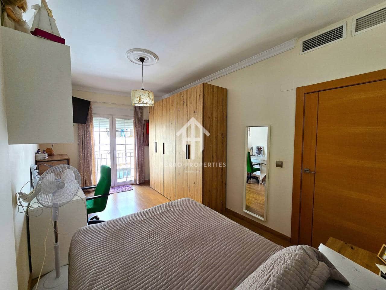 7 chambre Maison de Ville à vendre à Loja avec garage - 224 900 € (Ref: 9200197)