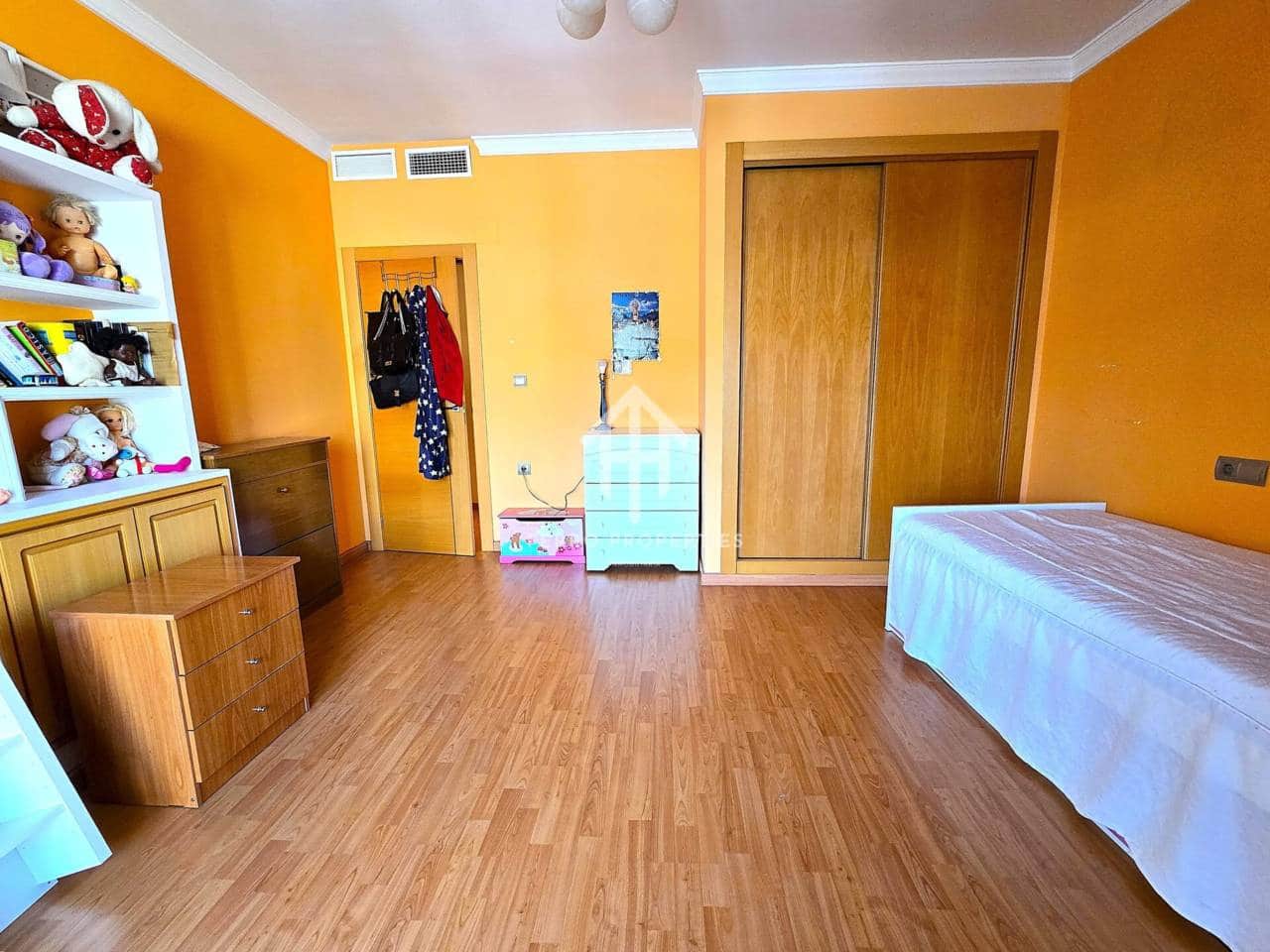 7 chambre Maison de Ville à vendre à Loja avec garage - 224 900 € (Ref: 9200197)