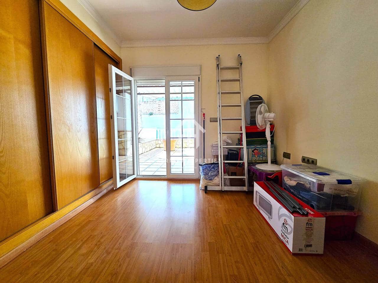 7 chambre Maison de Ville à vendre à Loja avec garage - 224 900 € (Ref: 9200197)