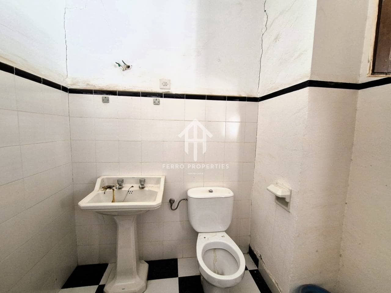 9 bedroom Townhouse for sale in Loja - € 90,000 (Ref: 9242516)