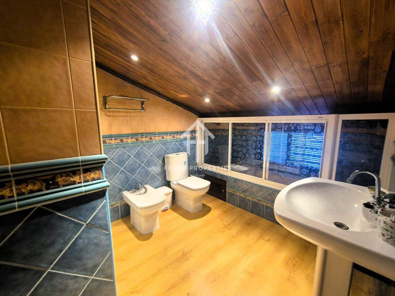 5 soveværelse Byhus til salg i Salar med swimmingpool - € 219.900 (Ref: 9332901)