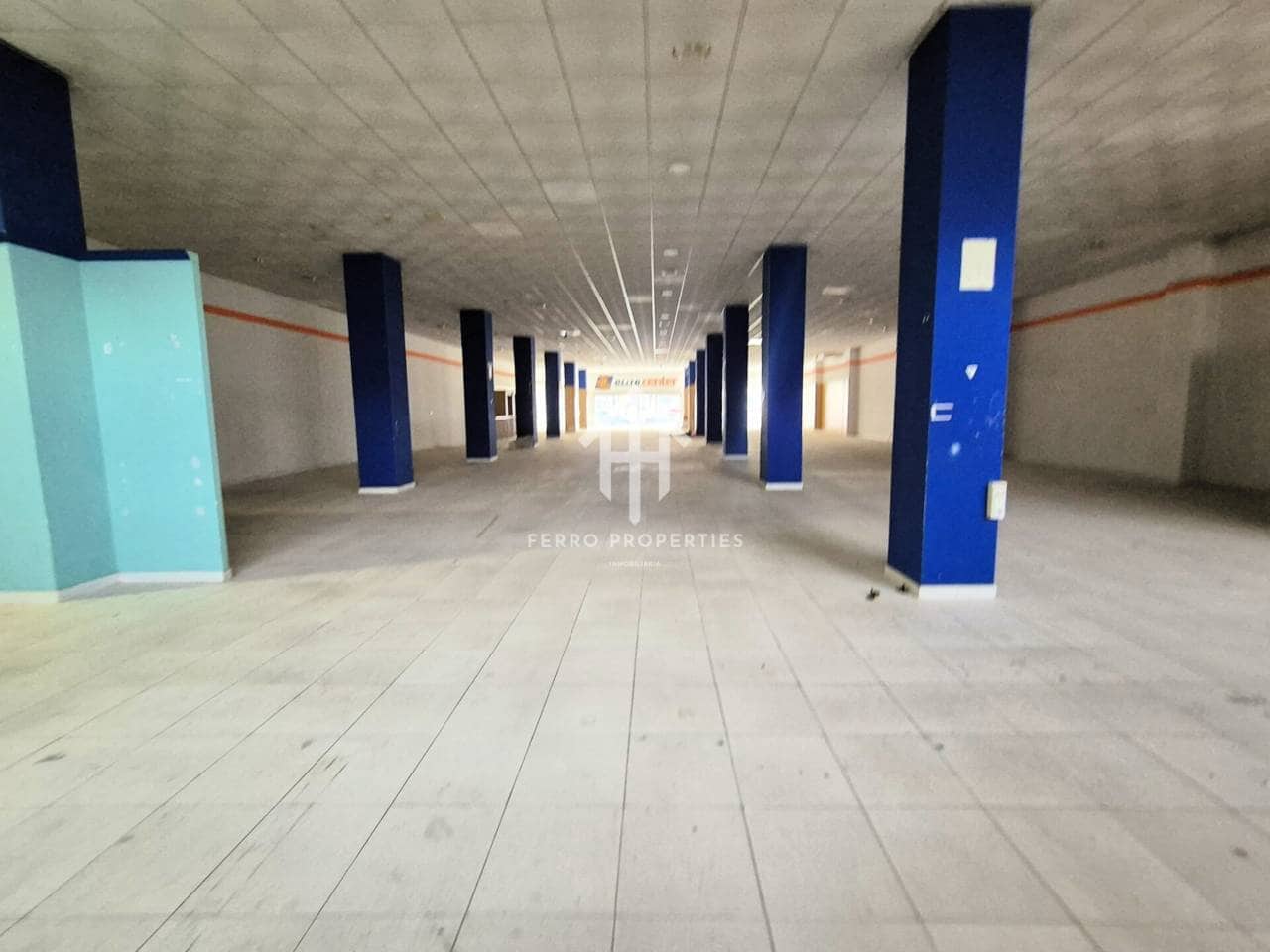 Local Commercial de 1 chambre à louer à Loja avec garage - 2 300 € (Ref: 9472234)