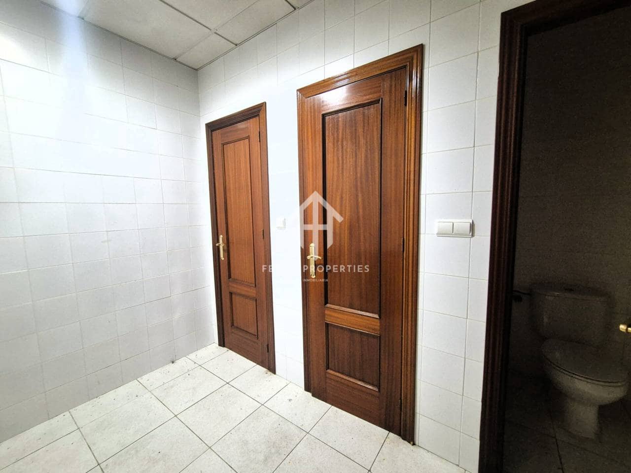 Local Commercial de 1 chambre à louer à Loja avec garage - 2 300 € (Ref: 9472234)