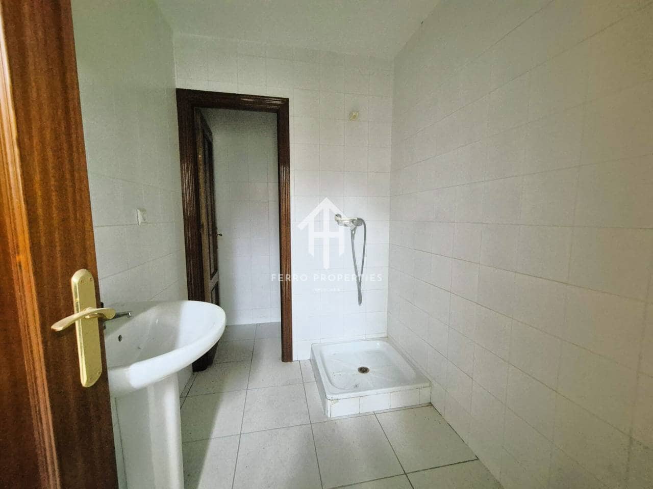 Local Commercial de 1 chambre à louer à Loja avec garage - 2 300 € (Ref: 9472234)