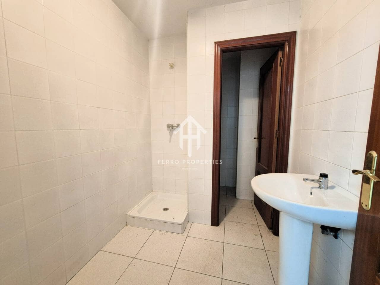 Local Commercial de 1 chambre à louer à Loja avec garage - 2 300 € (Ref: 9472234)