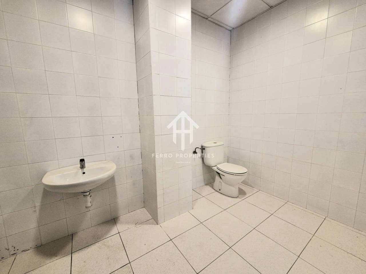 Local Commercial de 1 chambre à louer à Loja avec garage - 2 300 € (Ref: 9472234)