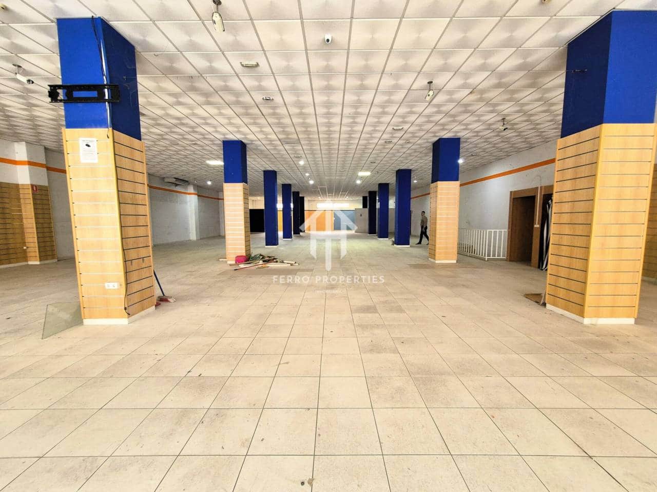 Local Commercial de 1 chambre à louer à Loja avec garage - 2 300 € (Ref: 9472234)