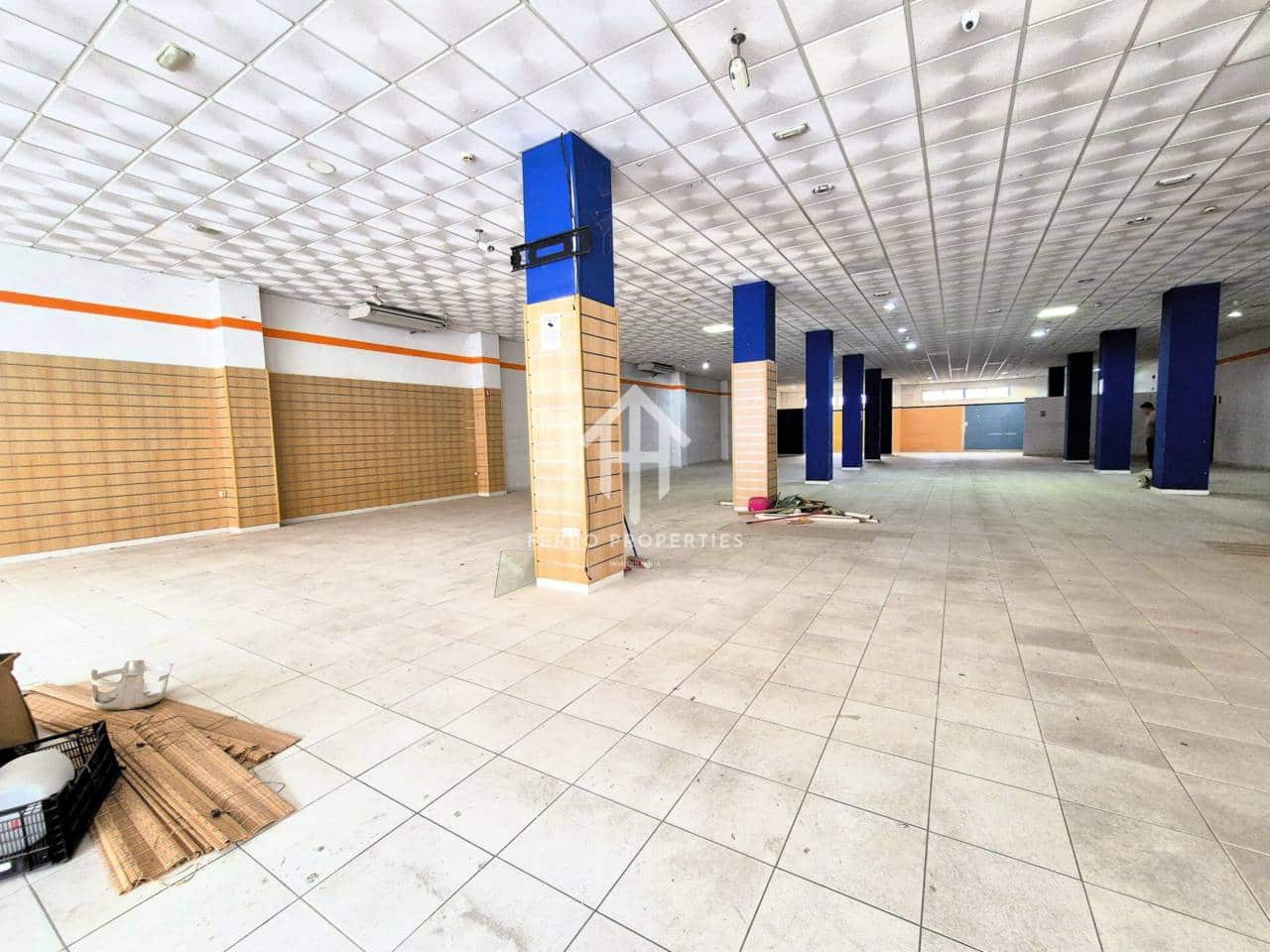 Local Commercial de 1 chambre à louer à Loja avec garage - 2 300 € (Ref: 9472234)