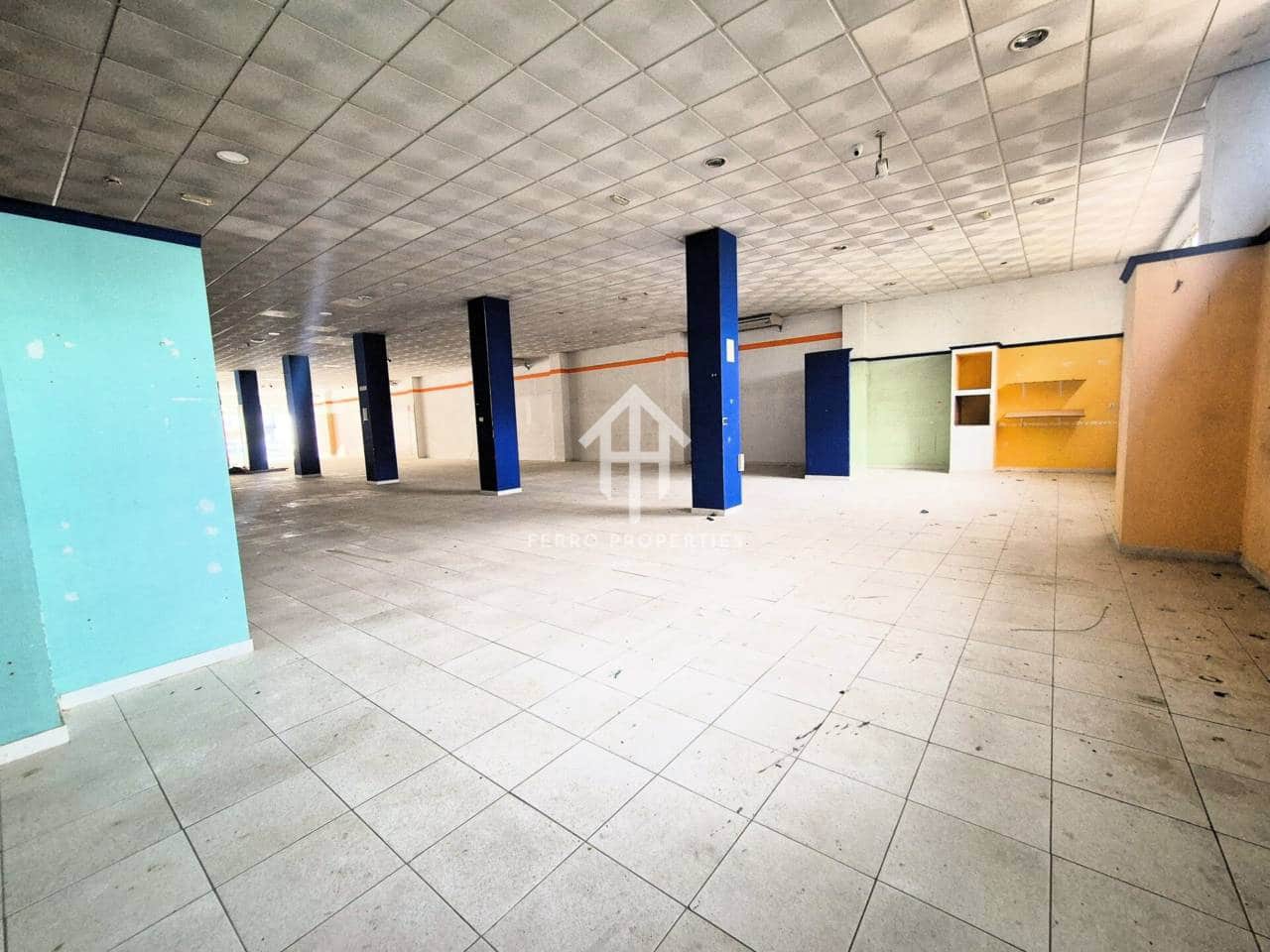 Local Commercial de 1 chambre à louer à Loja avec garage - 2 300 € (Ref: 9472234)