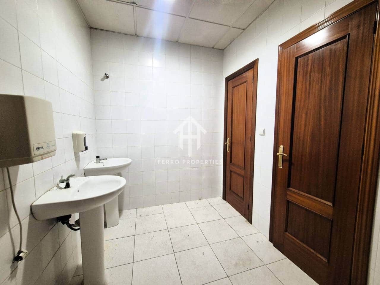 Local Commercial de 1 chambre à louer à Loja avec garage - 2 300 € (Ref: 9472234)