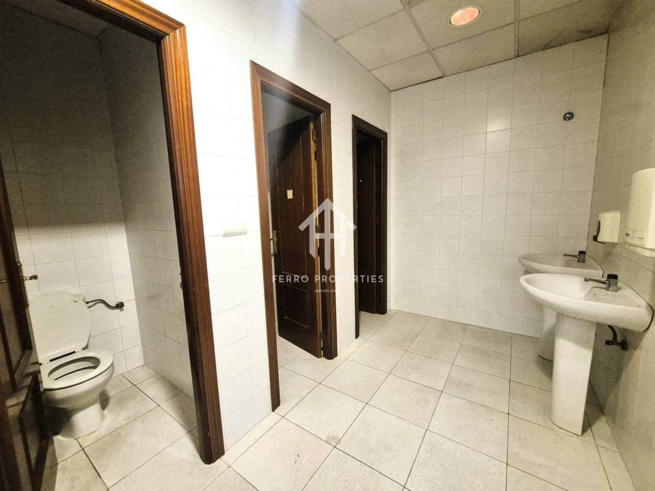 Local Commercial de 1 chambre à louer à Loja avec garage - 2 300 € (Ref: 9472234)