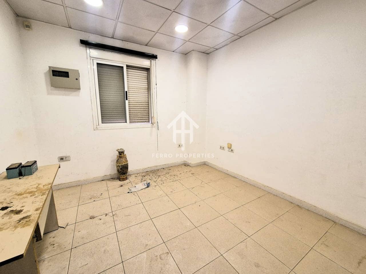 Local Commercial de 1 chambre à louer à Loja avec garage - 2 300 € (Ref: 9472234)