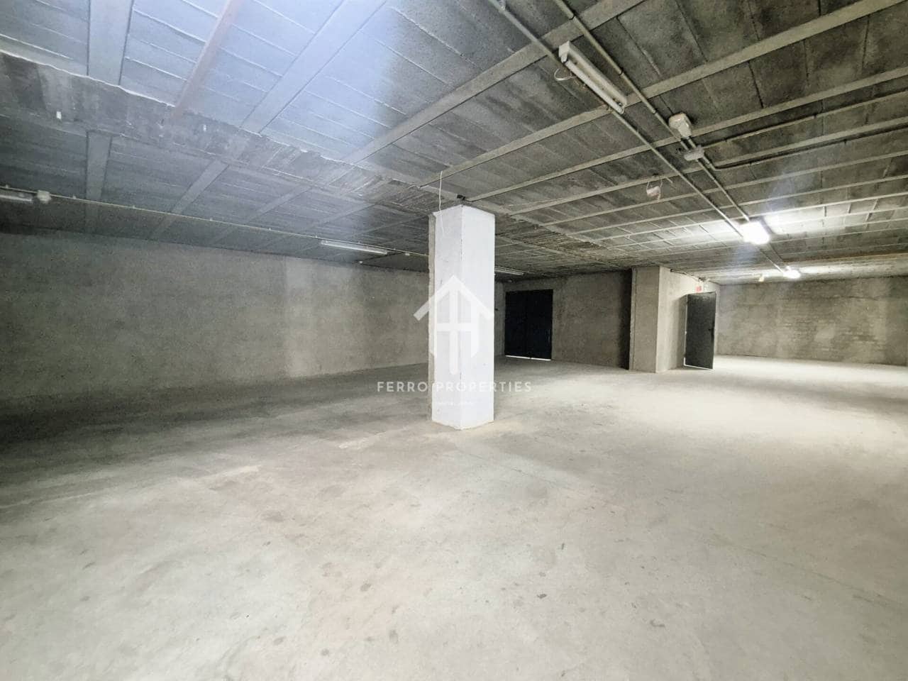 Local Commercial de 1 chambre à louer à Loja avec garage - 2 300 € (Ref: 9472234)