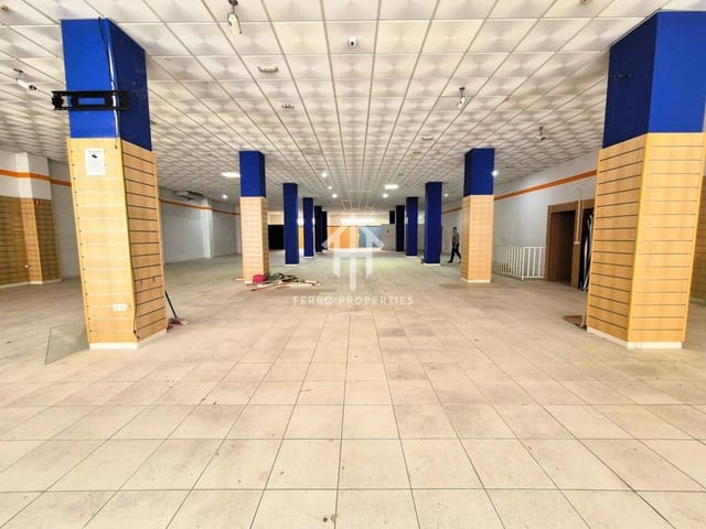 Local Commercial de 1 chambre à louer à Loja - 2 300 € (Ref: 9472234)