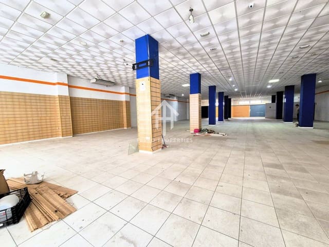 Local Commercial de 1 chambre à louer à Loja - 2 300 € (Ref: 9472234)