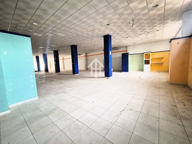 Local Commercial de 1 chambre à louer à Loja - 2 300 € (Ref: 9472234)