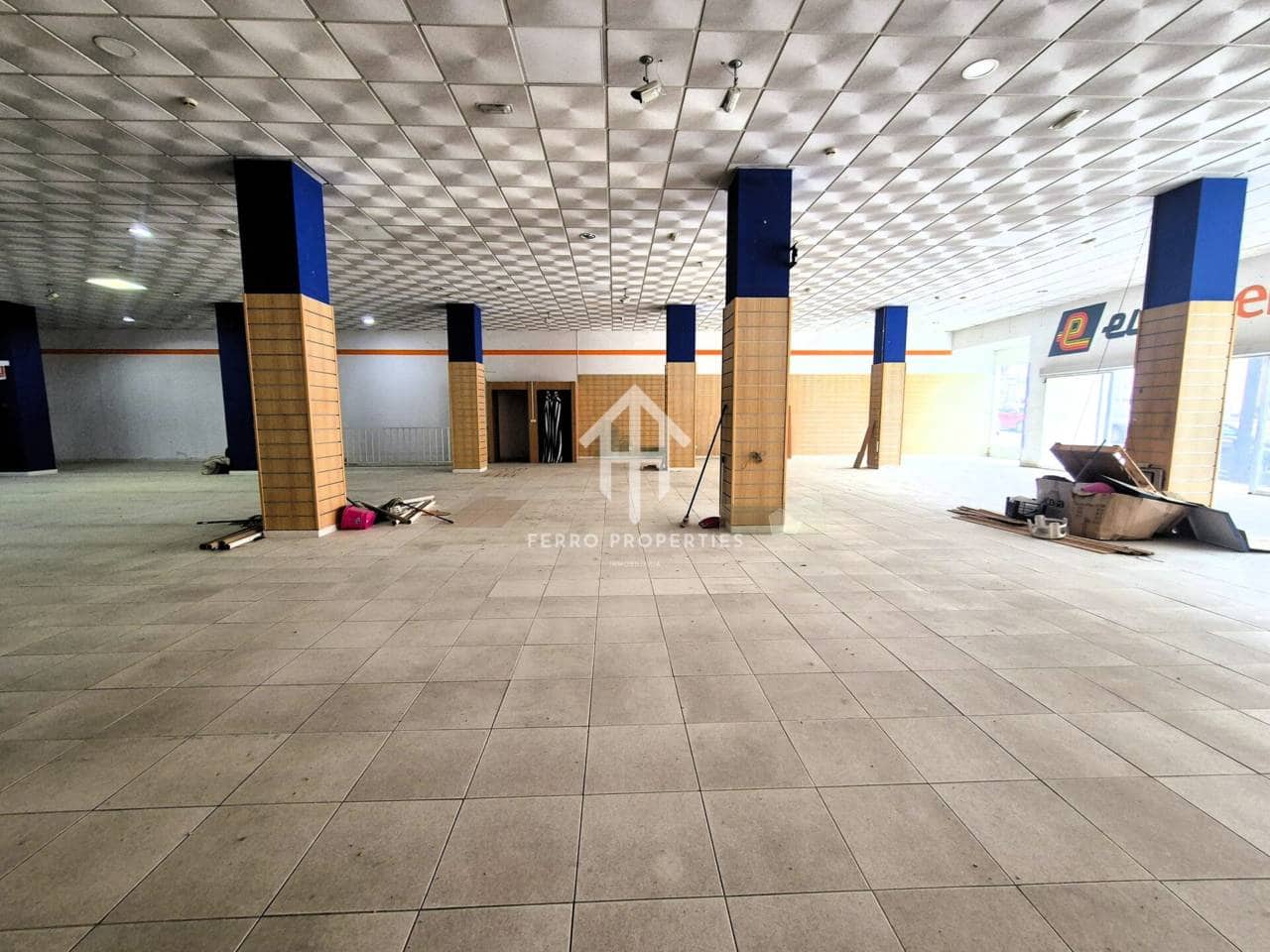 Local Commercial de 1 chambre à louer à Loja avec garage - 2 300 € (Ref: 9472234)