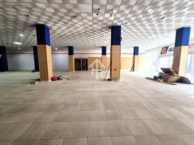 Local Commercial de 1 chambre à louer à Loja - 2 300 € (Ref: 9472234)