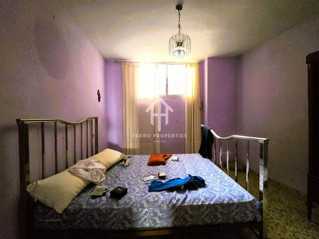 7 bedroom Townhouse for sale in Salar with garage - € 200,000 (Ref: 9473831)