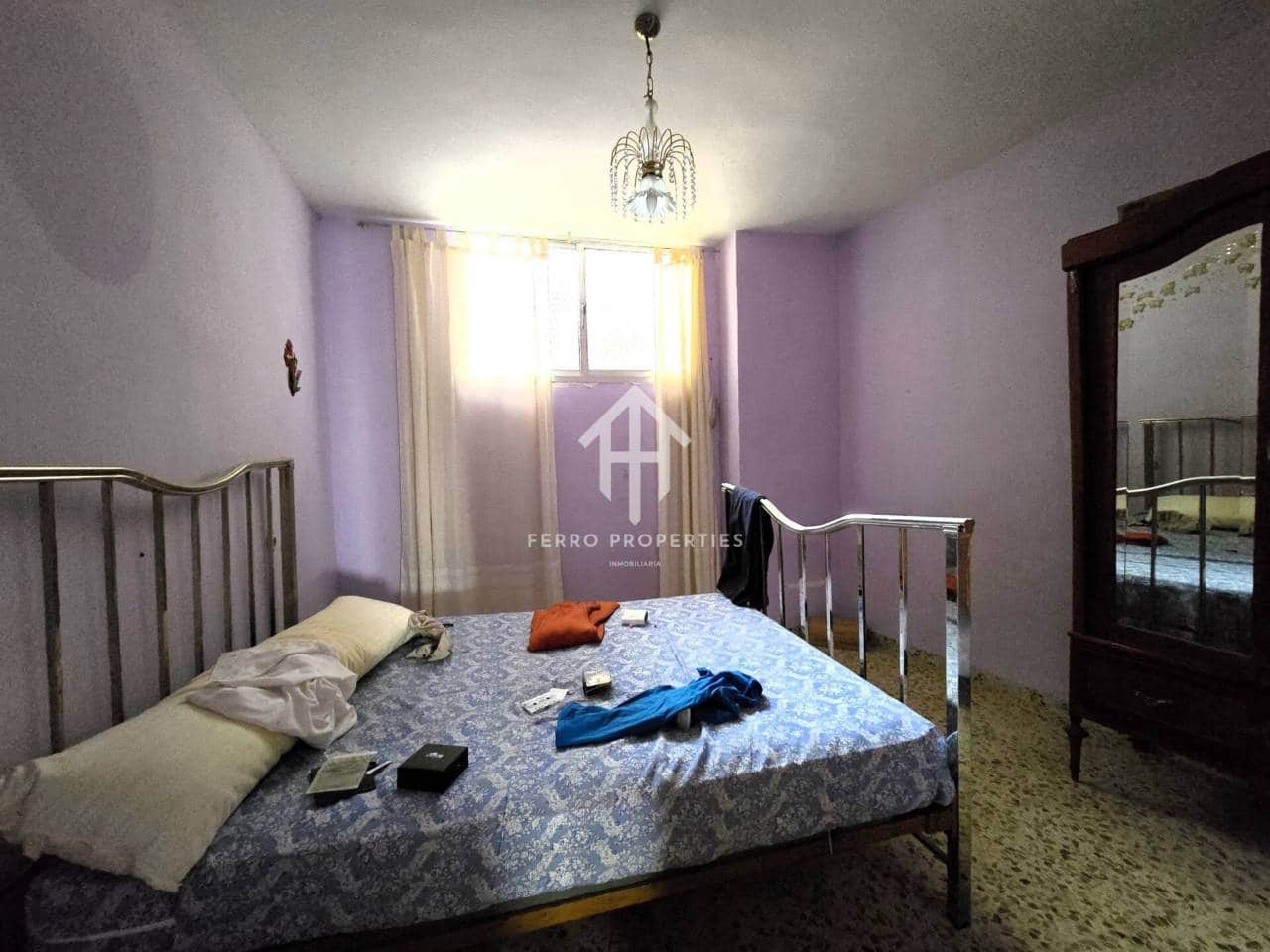 7 bedroom Townhouse for sale in Salar with garage - € 200,000 (Ref: 9473831)