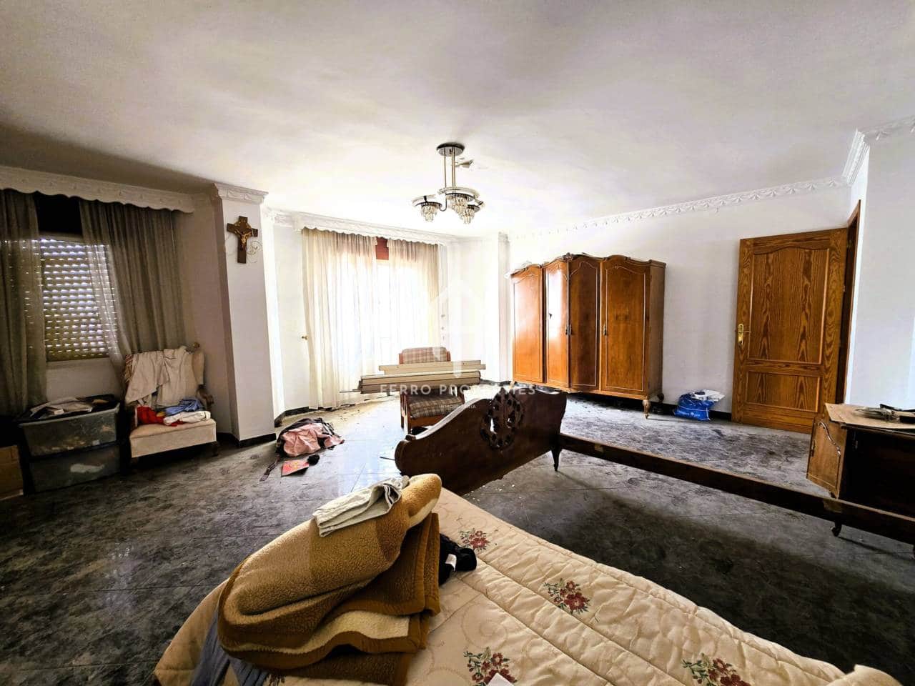 7 bedroom Townhouse for sale in Salar with garage - € 200,000 (Ref: 9473831)