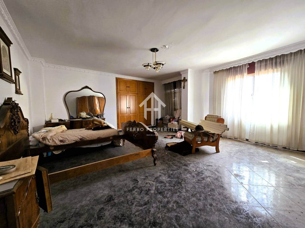 7 bedroom Townhouse for sale in Salar with garage - € 200,000 (Ref: 9473831)