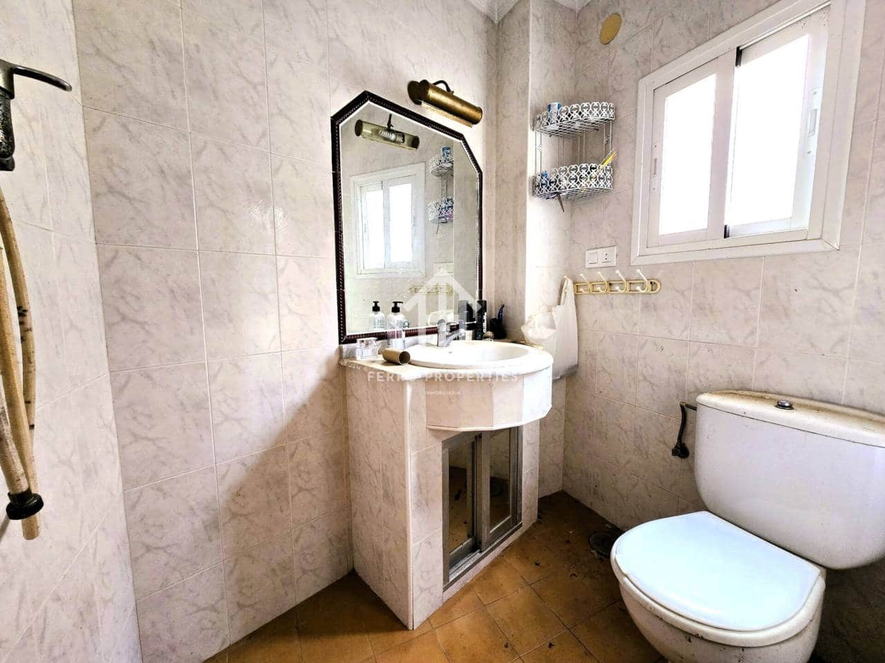 7 bedroom Townhouse for sale in Salar with garage - € 200,000 (Ref: 9473831)