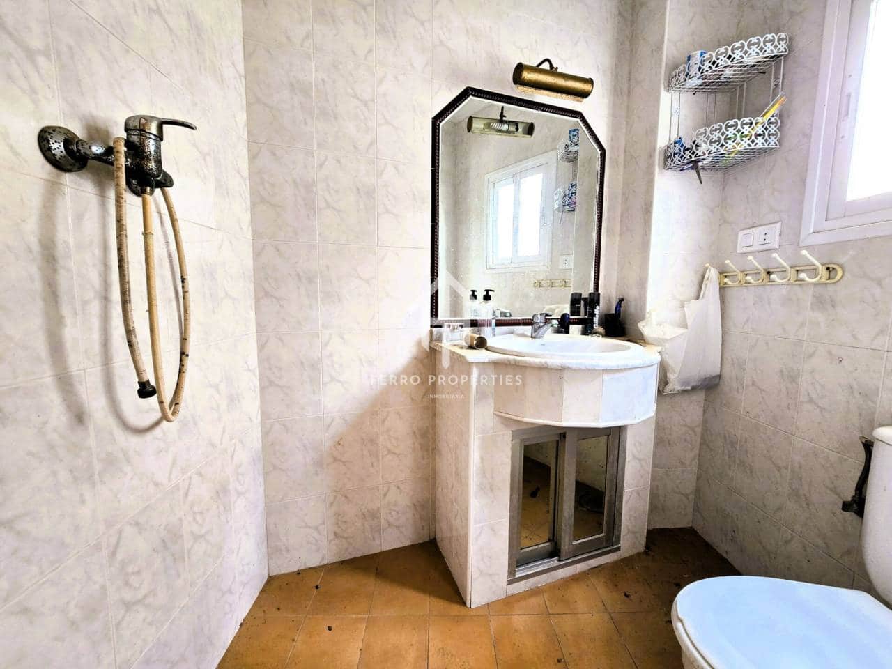 7 bedroom Townhouse for sale in Salar with garage - € 200,000 (Ref: 9473831)